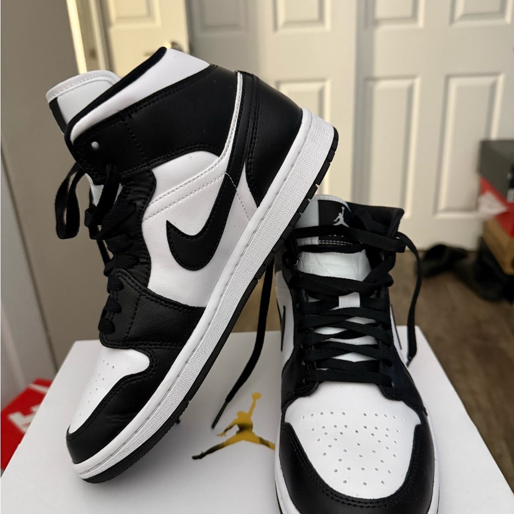 Nike Women’s Black and White Sneakers Size 9